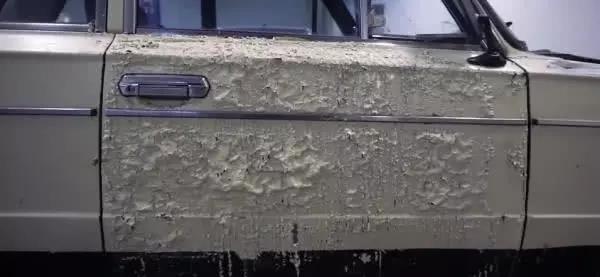 牛人在车上刷满除漆剂，漏出车身本色，车主：太漂亮了