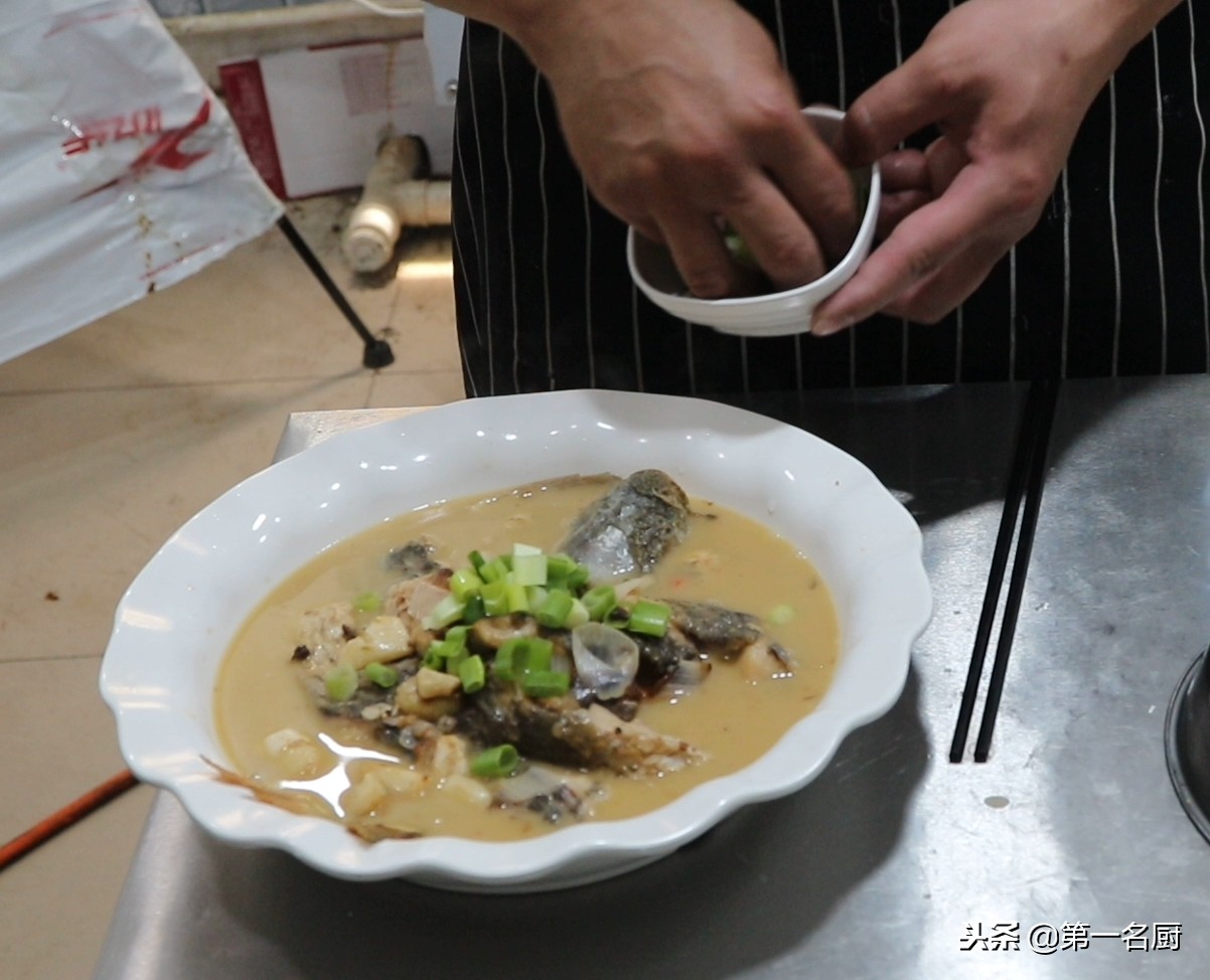 大厨分享煎焖鲤鱼家常做法,不腥不腻,肉质鲜嫩,学会在家轻松做