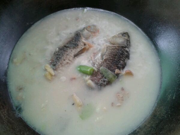 怎样炖鲫鱼汤又白又好喝,炖鲫鱼汤怎样才能汤白白的