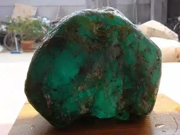 捡到这样的石头千万别扔桌子,遇到这样的石头赶紧捡