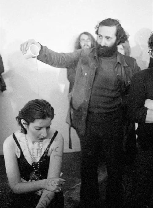 对别人的苦难无动于衷,对别人的痛苦保持尊重