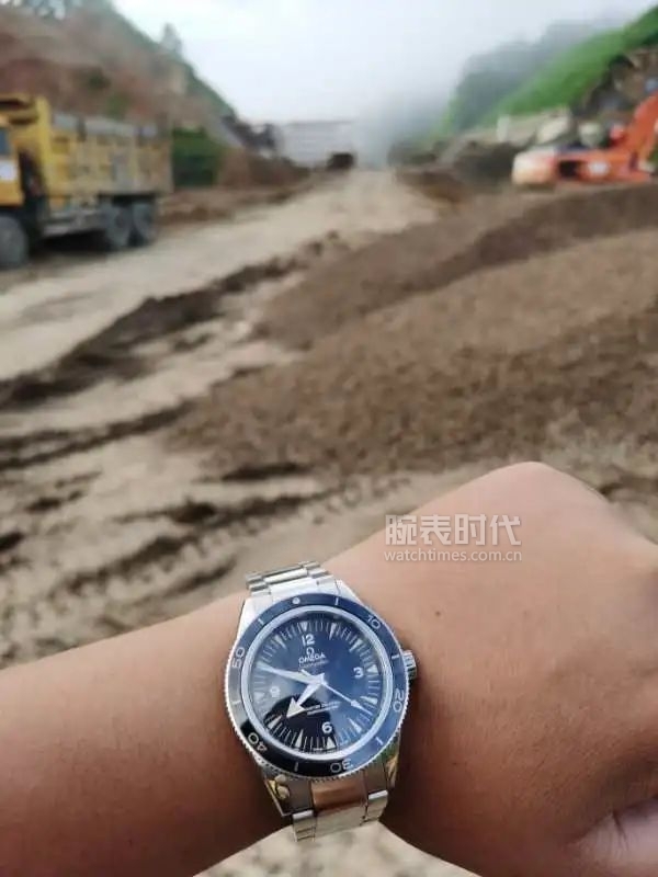 网友晒自己微信好友数量,网友晒1300手表