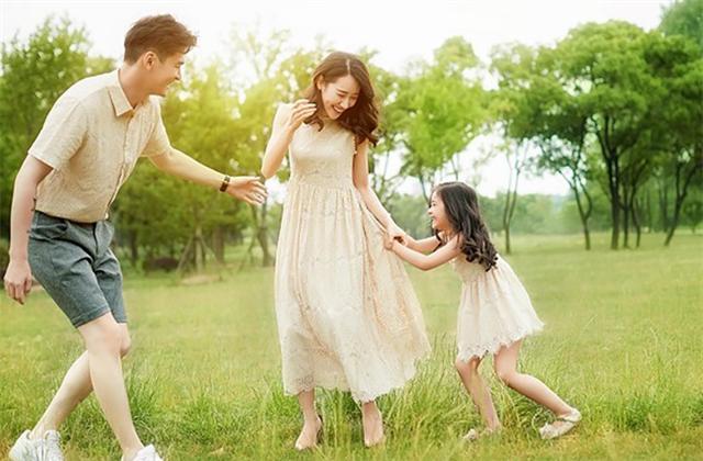 孩子喜欢买名牌该怎么教育,看到同学穿名牌