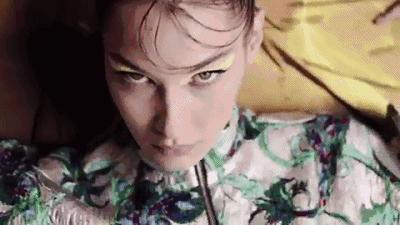 超模bellahadid现场喷制礼服,bellahadid变身复古摩登女郎