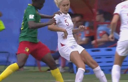 给喀麦隆红牌的裁判,裁判微笑罚下喀麦隆球员