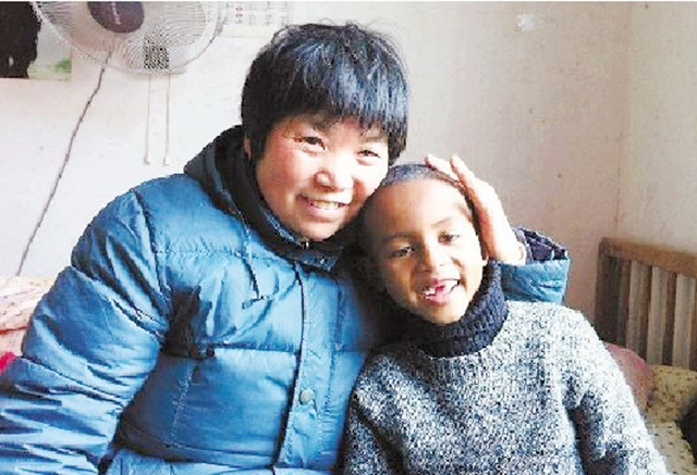 11年前,浙江农村奶奶收养了一个黑人小孩巴比,后来他怎么样了?
