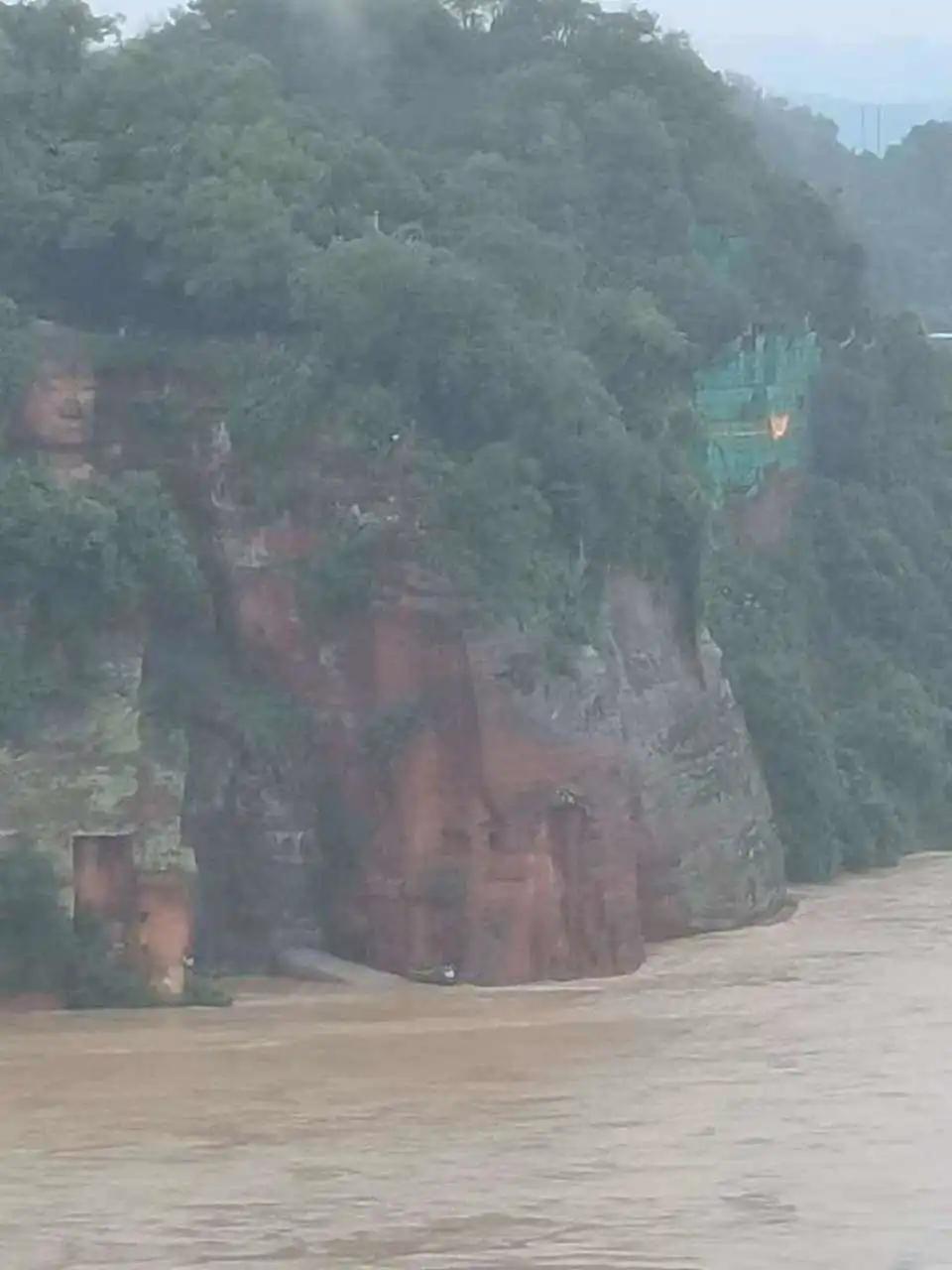 乐山大佛脚被水淹没奇观出现,乐山大佛再次被水淹没图片