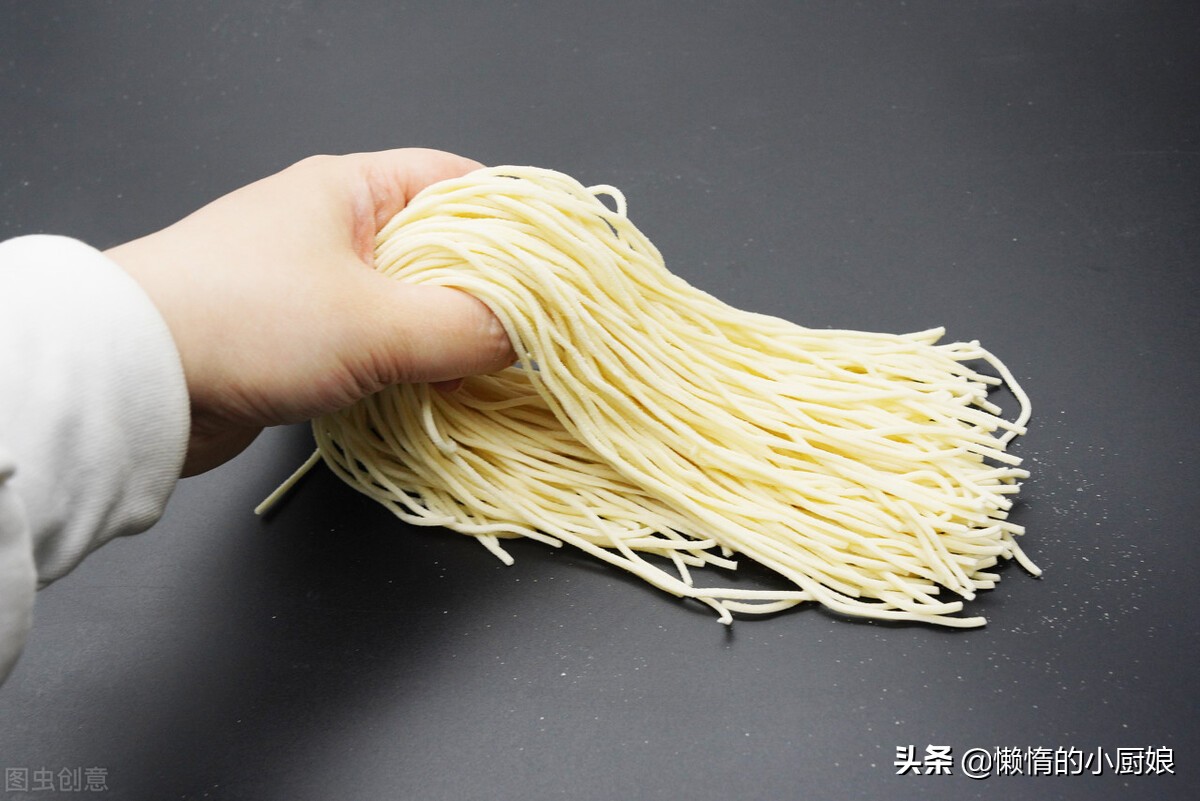 面条要劲道诀窍,油泼面面条怎么和面更劲道