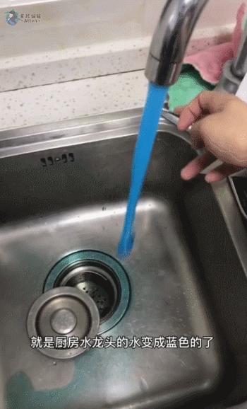 马桶放洁厕剂厨房自来水变成蓝色,马桶放蓝色洁厕宝后漏水