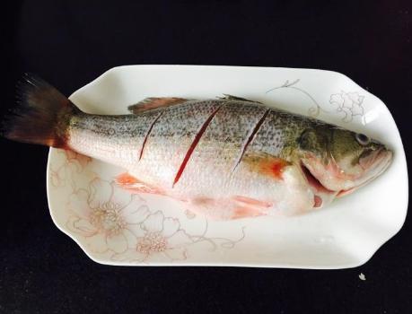 最简单的清蒸鲈鱼做法要不要放盐,清蒸鲈鱼不放盐的最正宗的做法