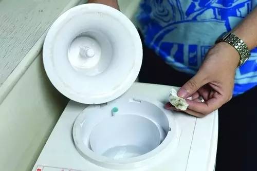 家里饮水机如何清洗里面的污垢,家里饮水机桶脏了怎么清洗