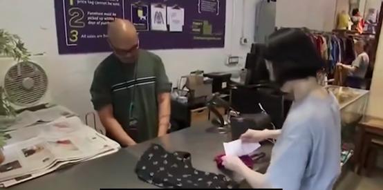 堪称最牛铁公鸡，衣食住行全从垃圾堆里来，美国女白领极端省钱术