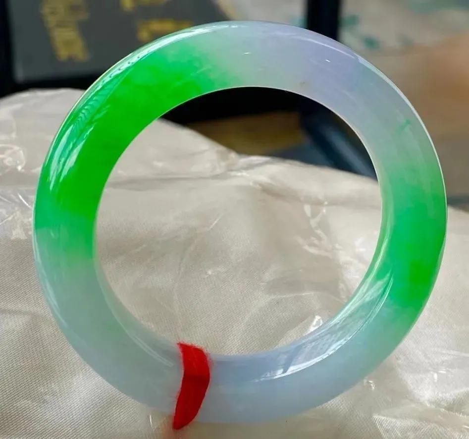 婆婆送的老翡翠手镯,婆婆送百年翡翠手镯