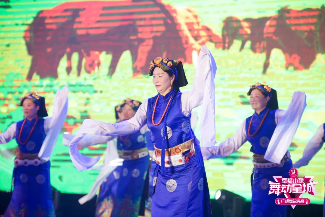 大妈们参加广场舞比赛,春晚广场舞比赛