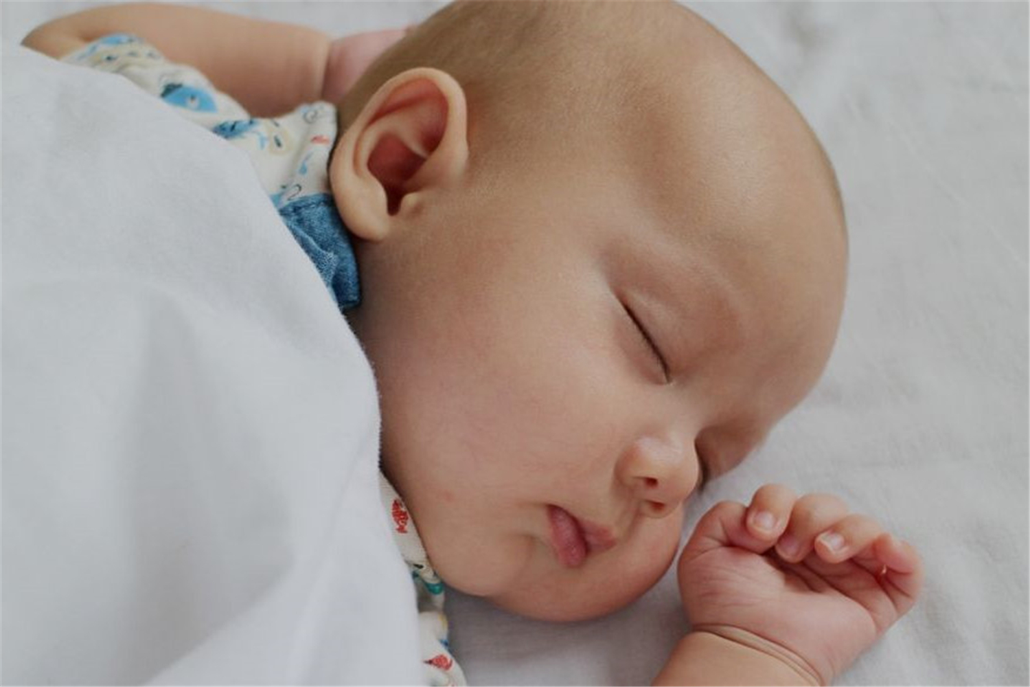 两个月宝宝频繁哭闹,两个月宝宝经常哭闹怎么办