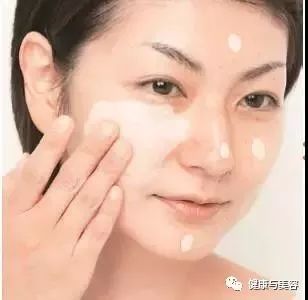 额头肤色暗沉怎么改善,改善暗沉提亮肤色护肤