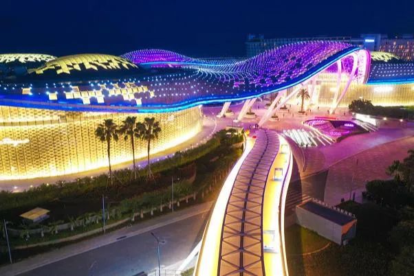 高温下的阳光沙滩海浪,为什么现在不出国也能买免税产品