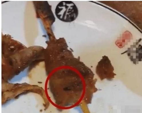 女子在烧烤店吃出虫子发到网上,女子烧烤店吃出虫子