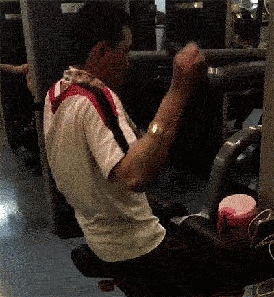 怎么改善溜肩让肩膀变平的视频,溜肩一招改善