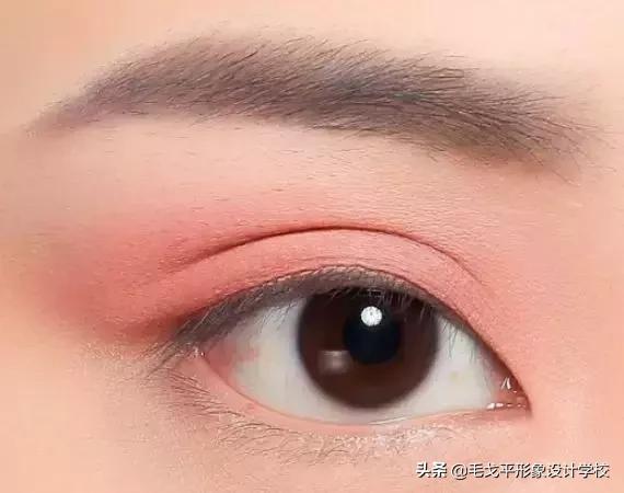 眼妆怎么画显大又干净的眼影颜色,怎样用四种颜色眼影画出酷的眼妆