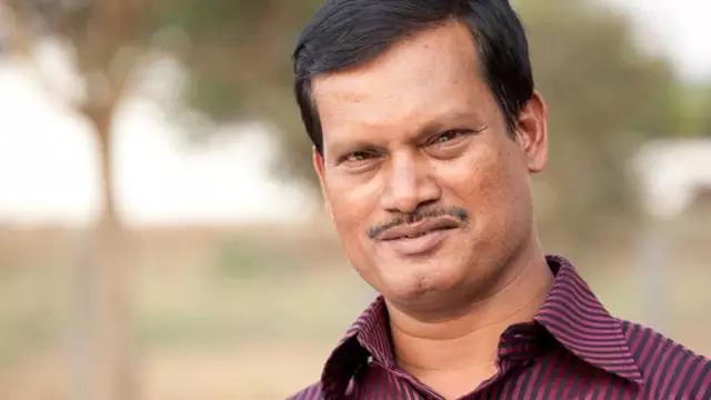 为解决妇女生理问题，男子穿带血卫生巾走上街头，却惨遭妻子离婚