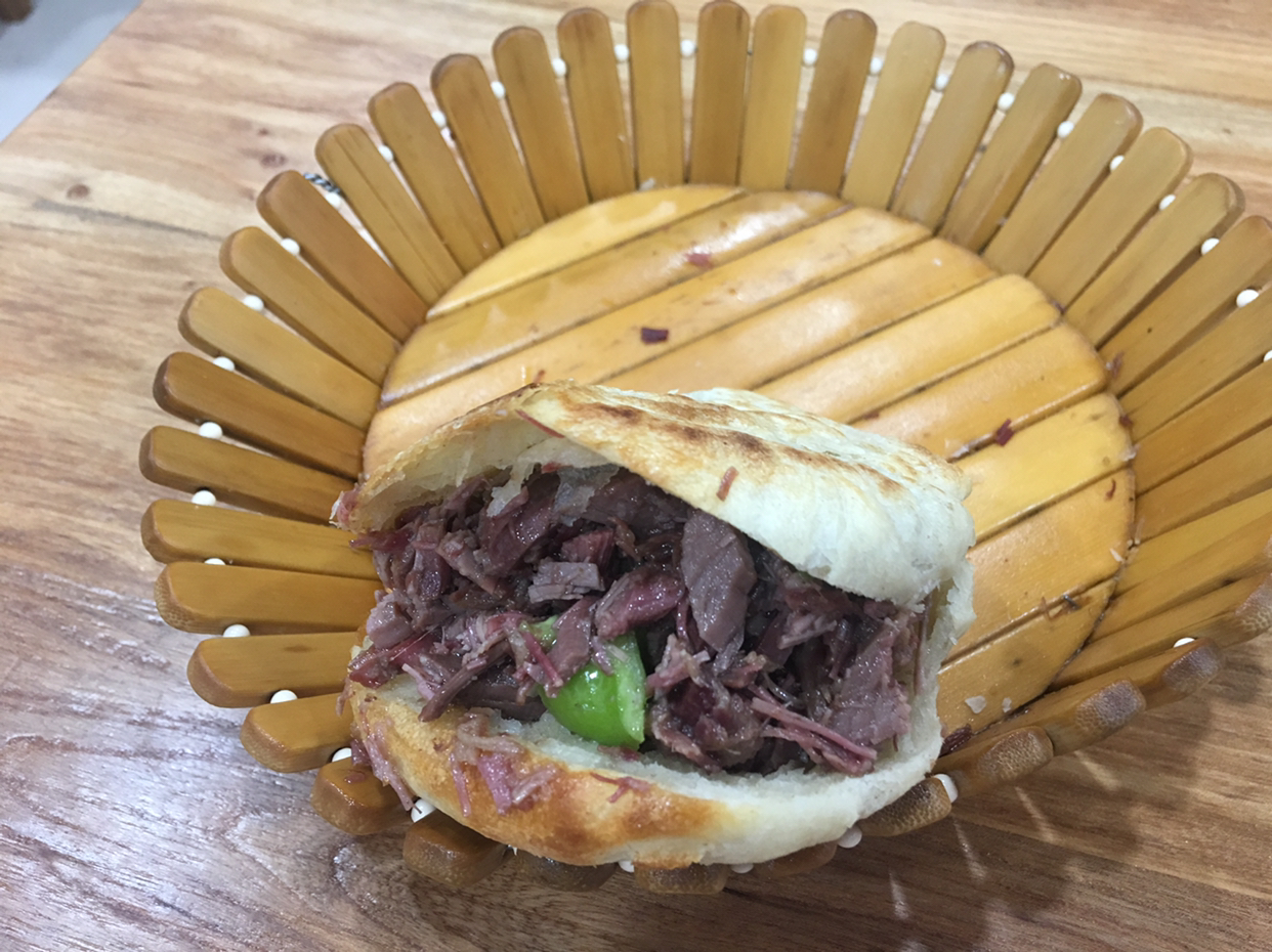 街边小店的驴肉火烧，味道香喷喷，难怪生意这么兴隆