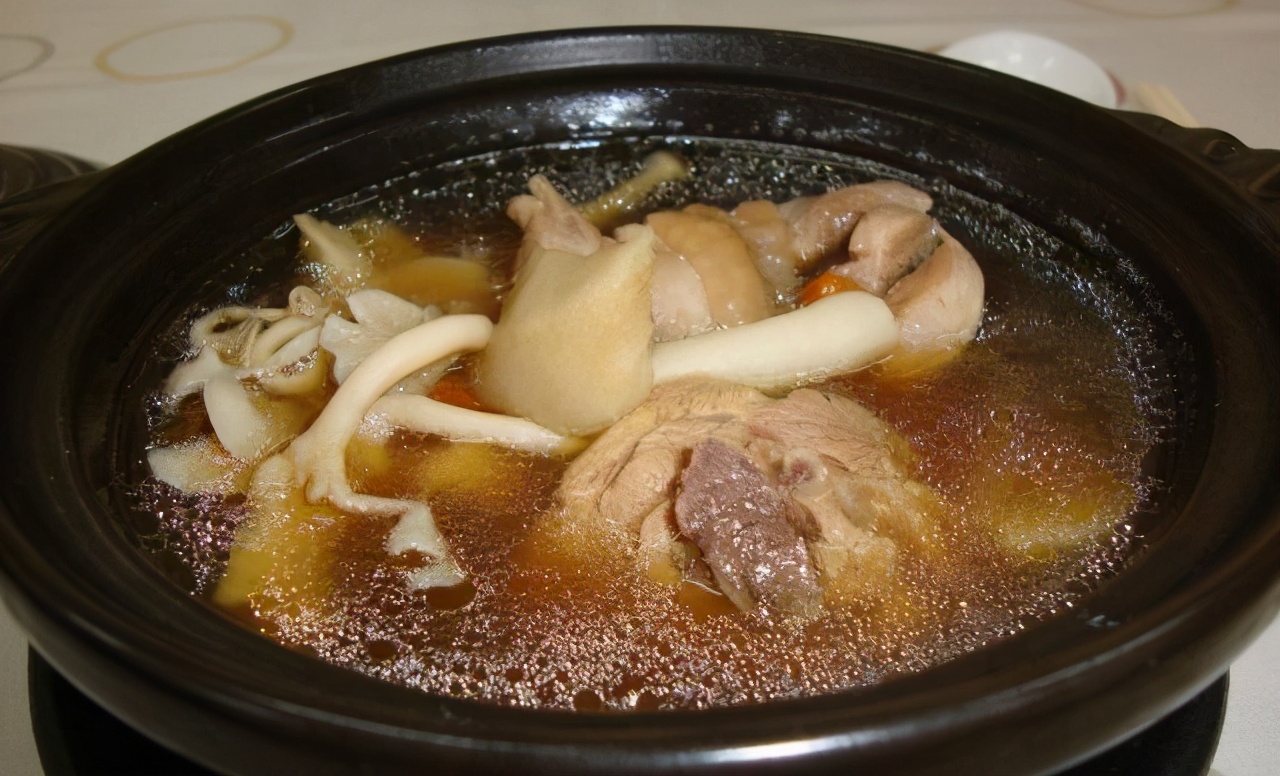 鸡肉炖大骨又烂又香,鸡肉炖熟了再做干锅鸡