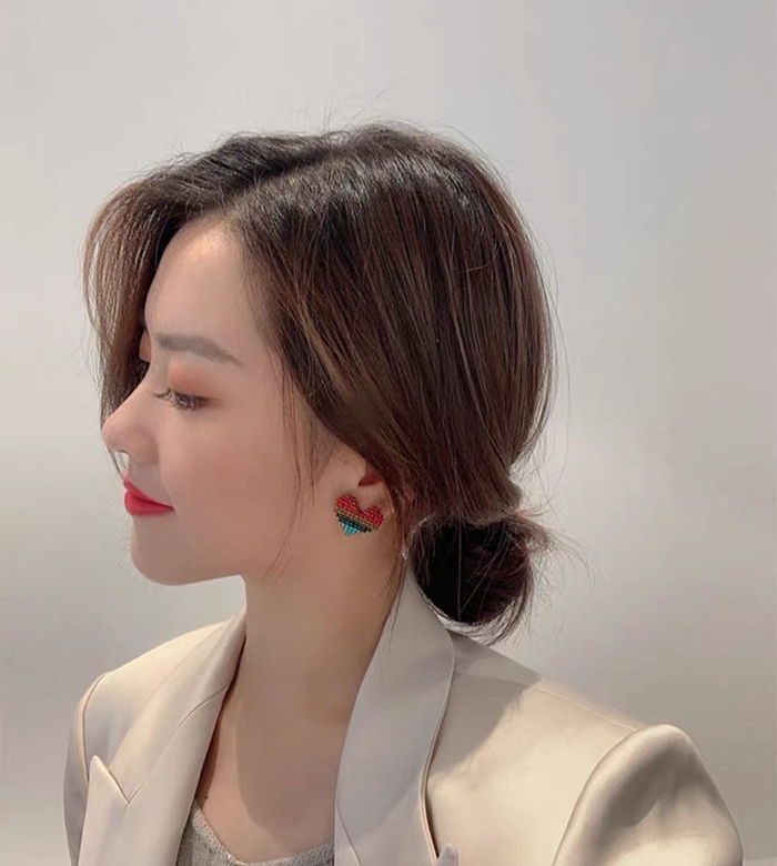 耳环秋冬高级感怎么搭配,日常穿搭必备时尚耳环来啦