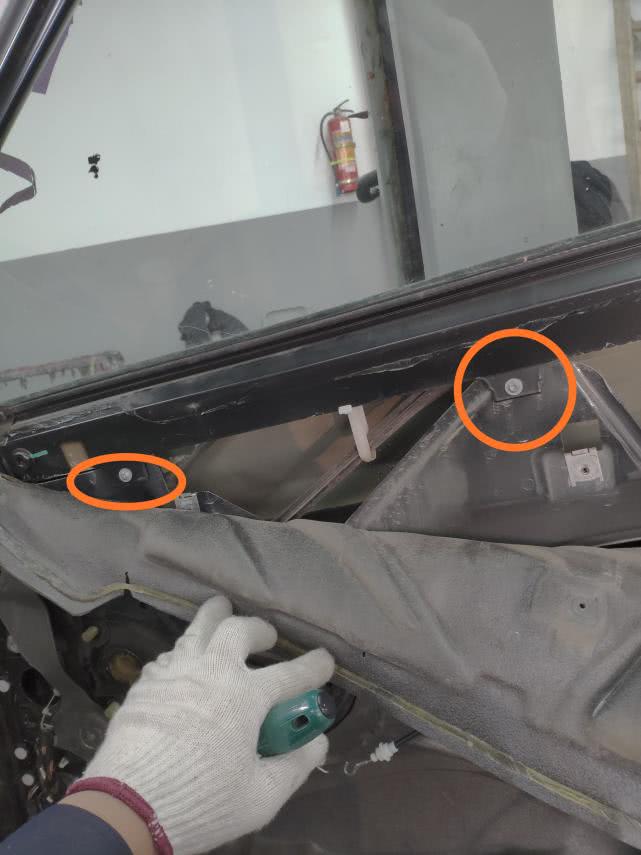 奥迪a6车窗关不上怎么临时关上,奥迪a6换完升降器玻璃升不到顶