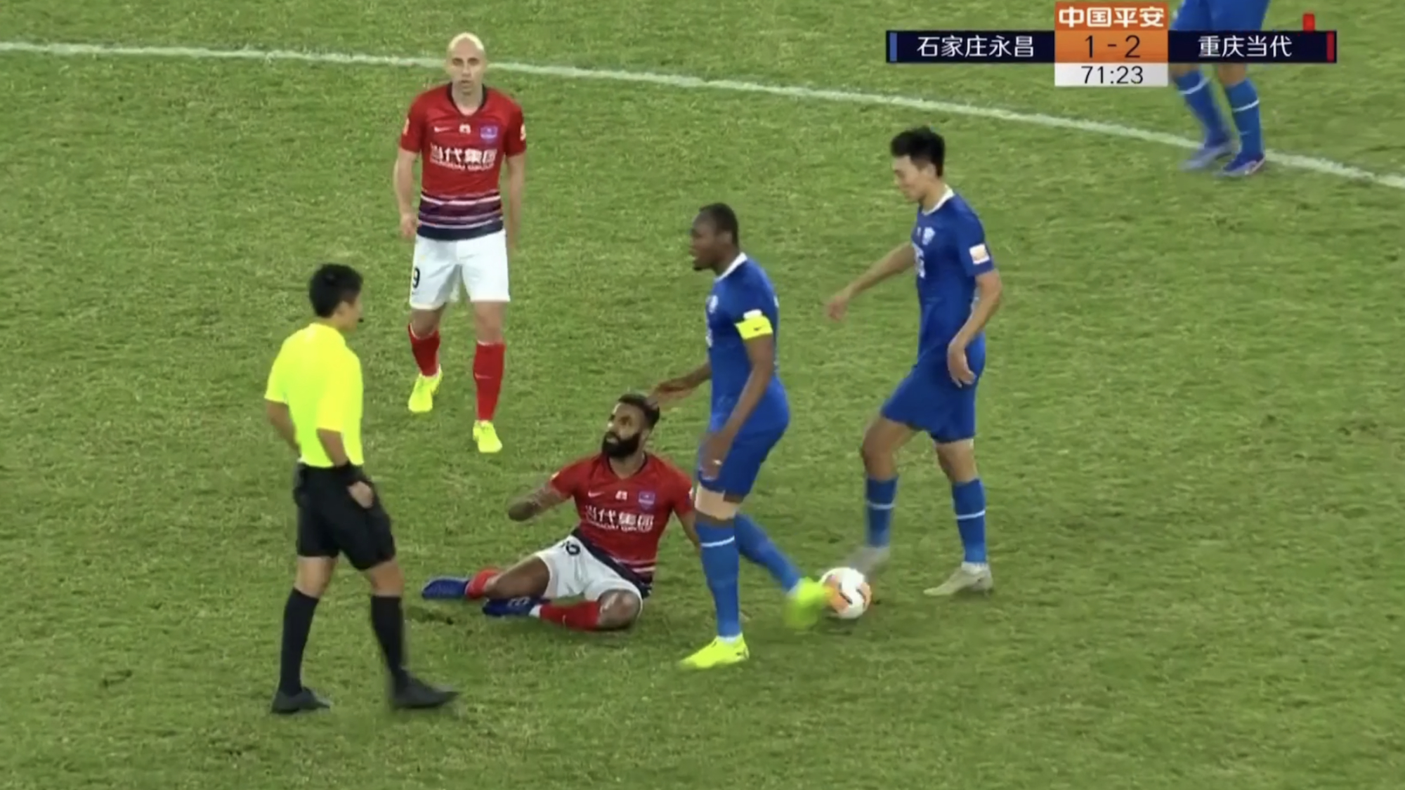 中圈开球进攻后，三人在六秒钟内用两脚传球凿穿七人防线完成破门