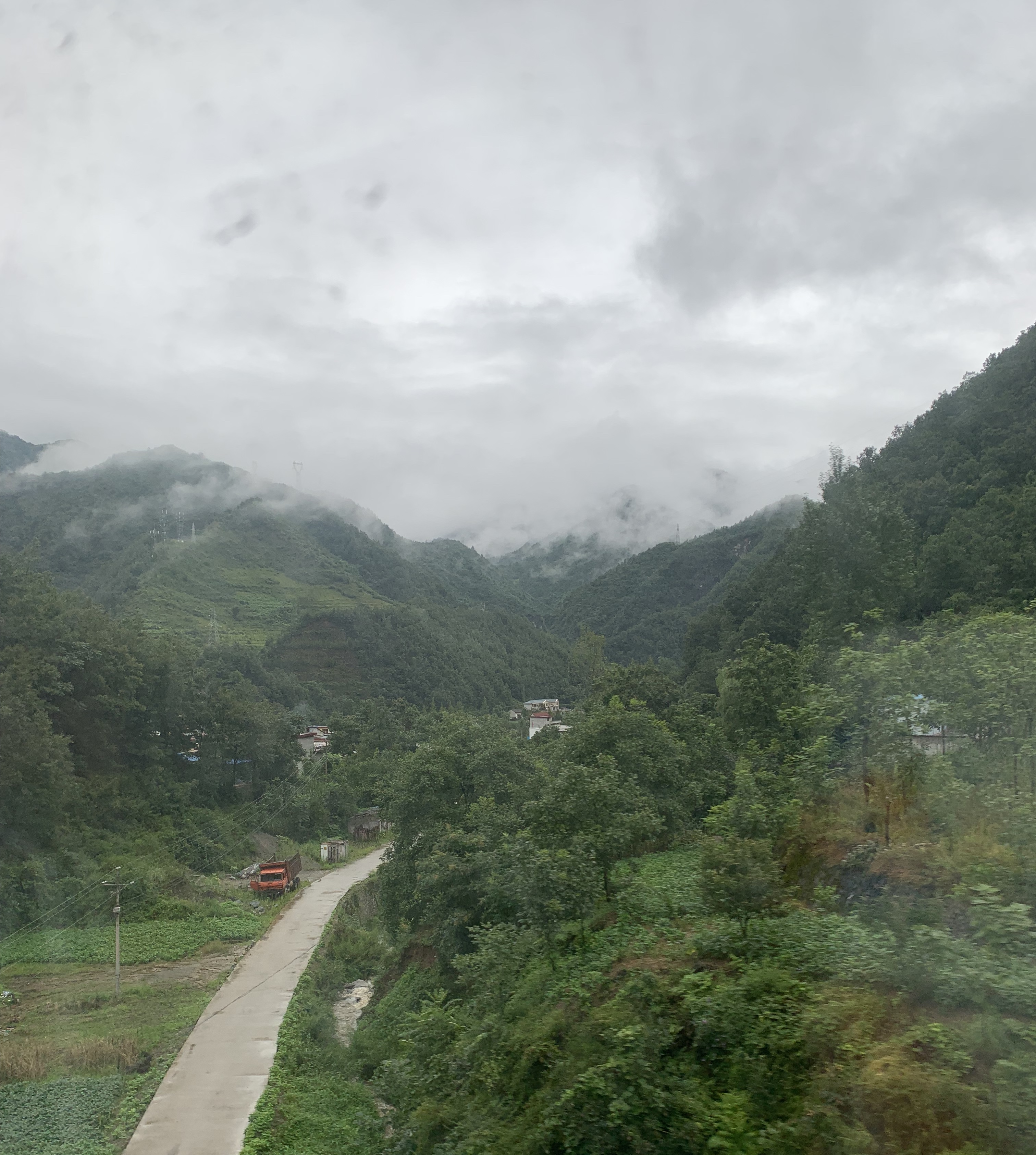 贫困县7.1亿建豪华中学评论,陕西一脱贫县花7亿建豪华中学