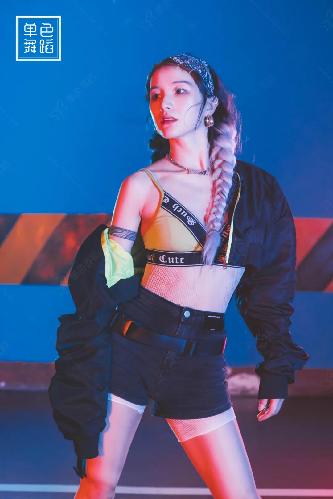 优雅穿搭和艺术感穿搭,十分简约的穿搭穿出高级感