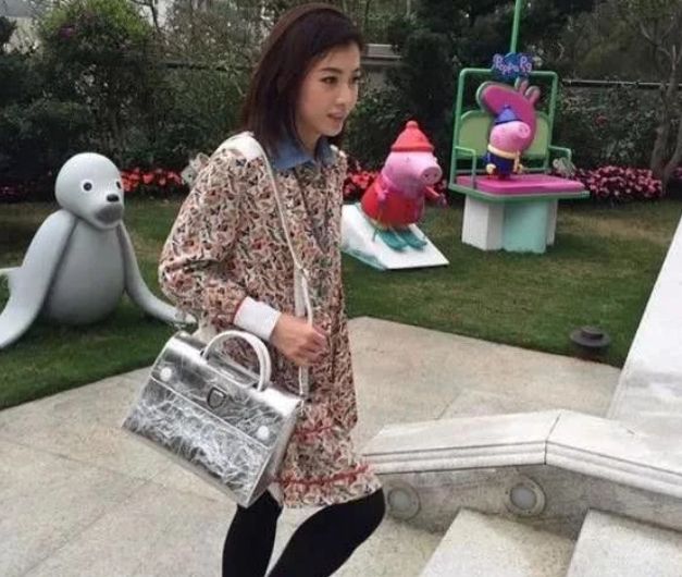 香港女首富甘比被质疑品味？参加公益活动一件半袖价值1万4