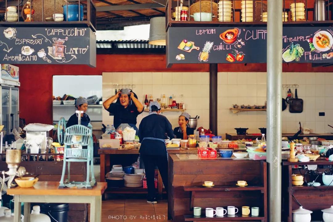 美国艺术家老夫妇定居苏梅岛十年，教游客画垃圾桶，唤醒环保意识