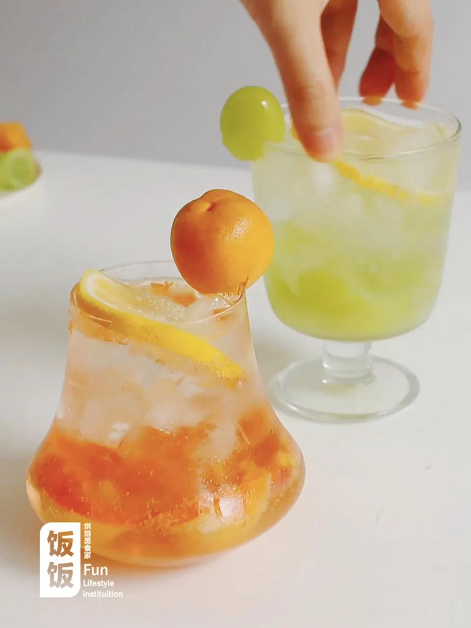 草莓青提气泡水,青提乌龙气泡水