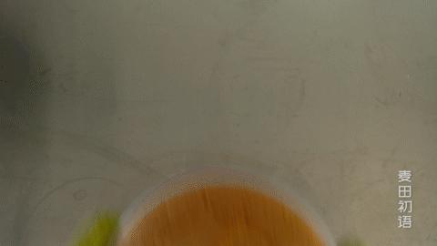 戚风蛋糕要怎么做才不会塌陷,做的戚风蛋糕底部总是凹进去