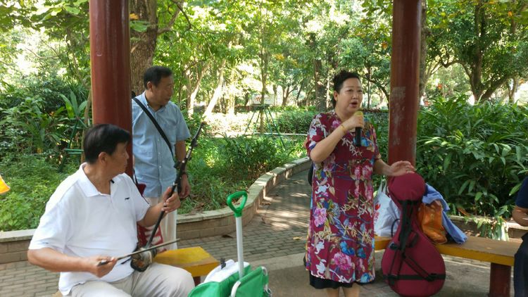 人到老年没积蓄,人到晚年很可怜没有钱用无人管