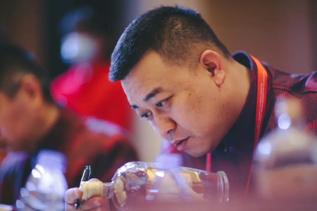 他们收老酒,卖老酒,喝老酒,他们是一帮疯狂“老酒人”