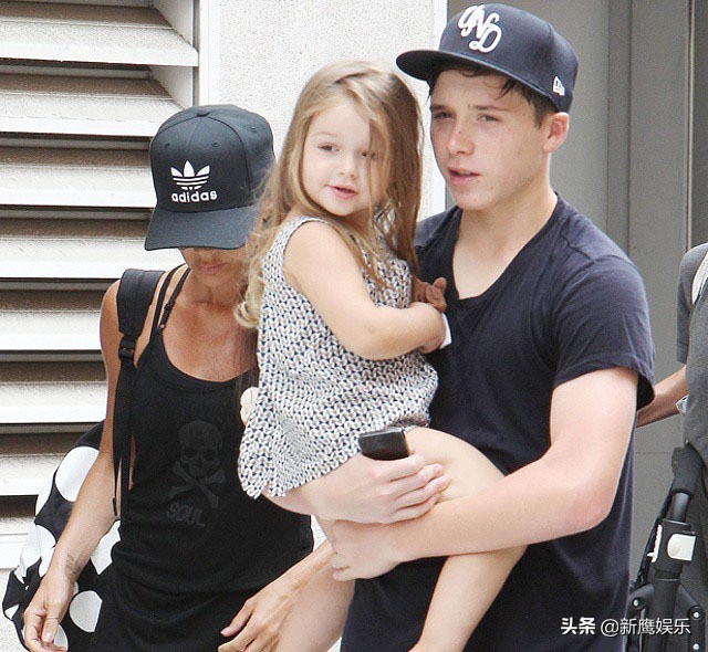 又胖了?小七沙滩踢足球比17岁哥哥腿还粗,太胖跑不动被球砸脸