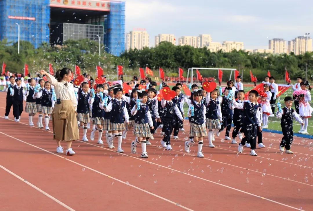 小学秋季田径运动会报道,运动少年展英姿