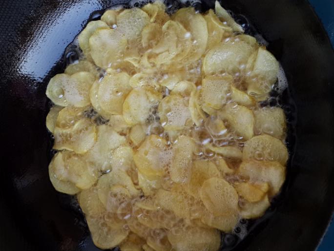 爱吃薯片可乐不能怪自己,炸土豆薯片外脆内酥