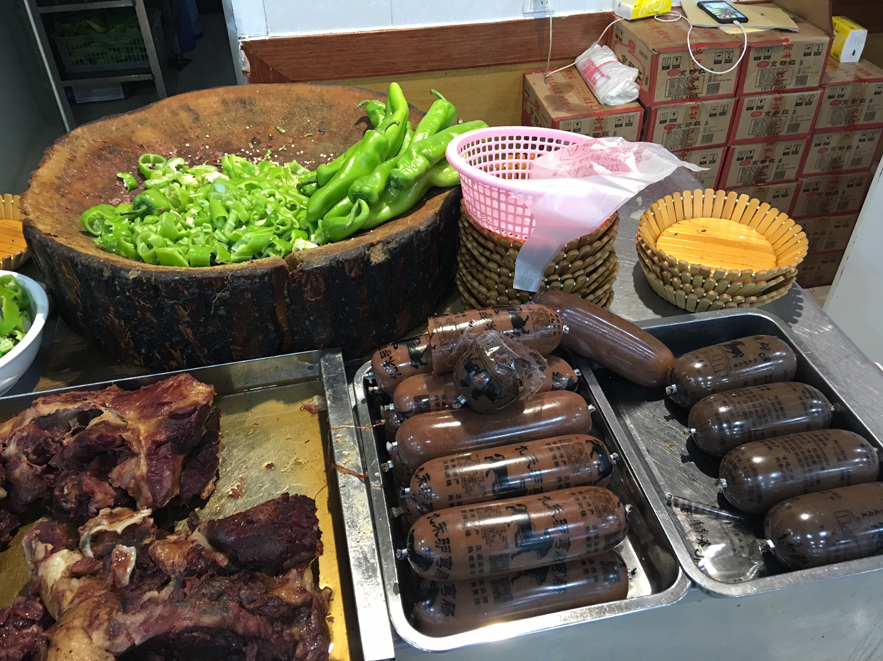 街边小店的驴肉火烧，味道香喷喷，难怪生意这么兴隆