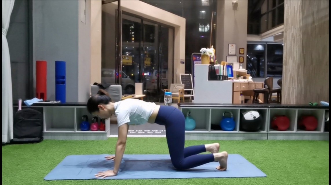 产后肚子很硬很大怎么回事,产后几年了还是大肚子怎么办