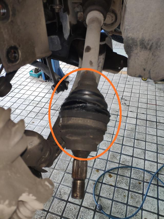 标致308换完球笼防尘套后加油抖动,标致308换外球轮罩