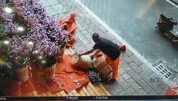 福州这家店门口的几十个花篮不翼而飞，监控拍下这几幕