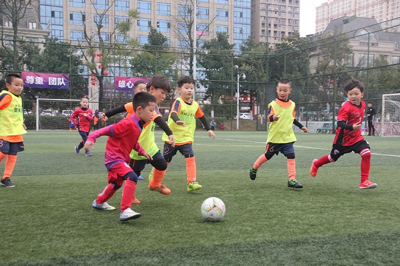 足球从娃娃抓起原视频,足球从娃娃抓起