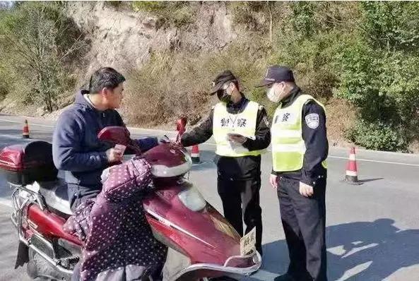 隔着屏幕的心疼!医生抽出民警膝盖里的积液,都已经化脓了