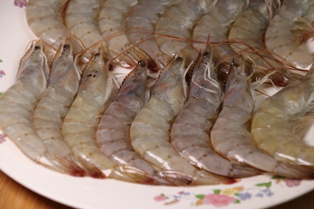 保存大虾的时候不要直接放冰箱,保存大虾