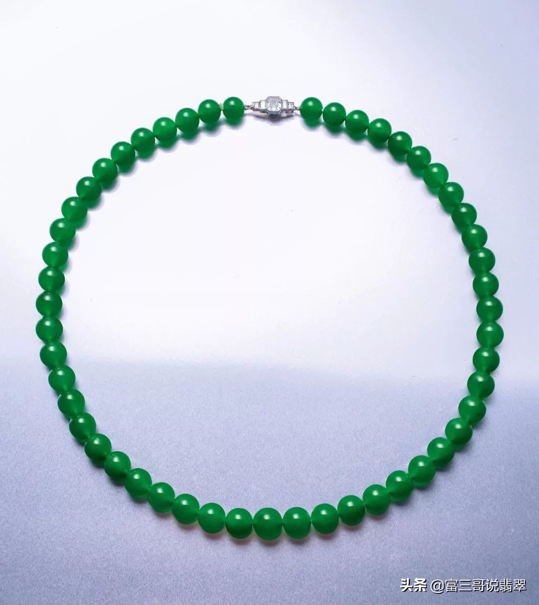一条翡翠链子价格,一条深色翡翠珠链大概要多少钱