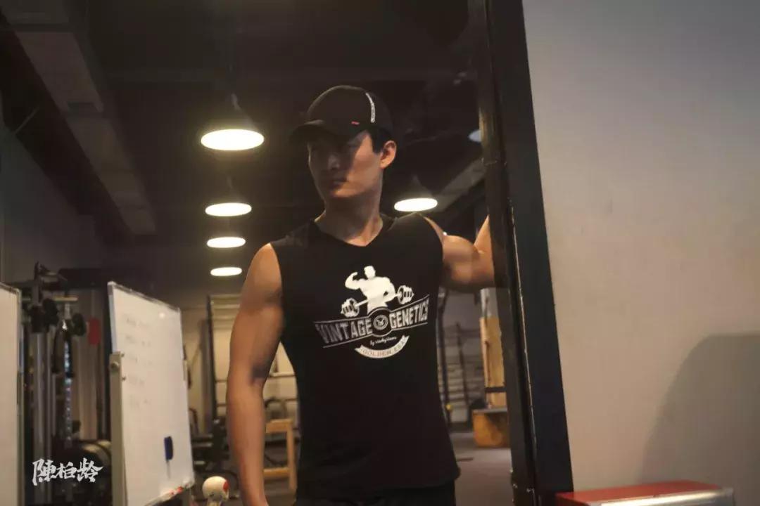 圆肩矫正动画,圆肩体态矫正训练